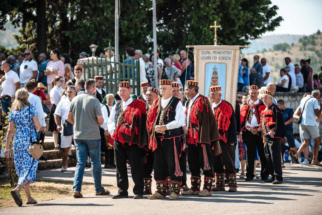 Na štandovima u Vrpolju janjetine nema, ali zato je red preko ceste: 'Tko ima u džepu, taj će i pojesti'