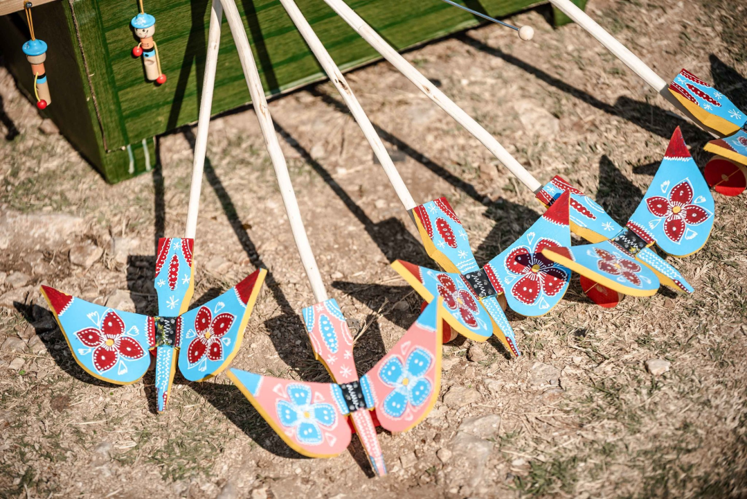 Na štandovima u Vrpolju janjetine nema, ali zato je red preko ceste: 'Tko ima u džepu, taj će i pojesti'