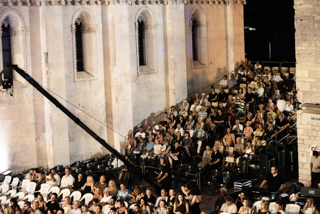 Prva večer Šansona prošla u znaku Vice Vukova: Idealan ambijent za legendarne pjesme šibenskog slavuja