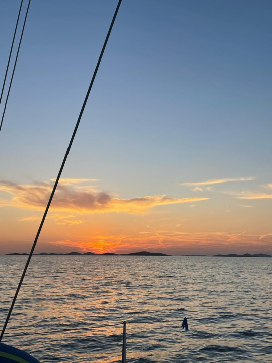 Morska avantura posade ŠibenikIN-a: Jako jugo, promjena ruta i nezaboravni dani na prekrasnoj jedrilici