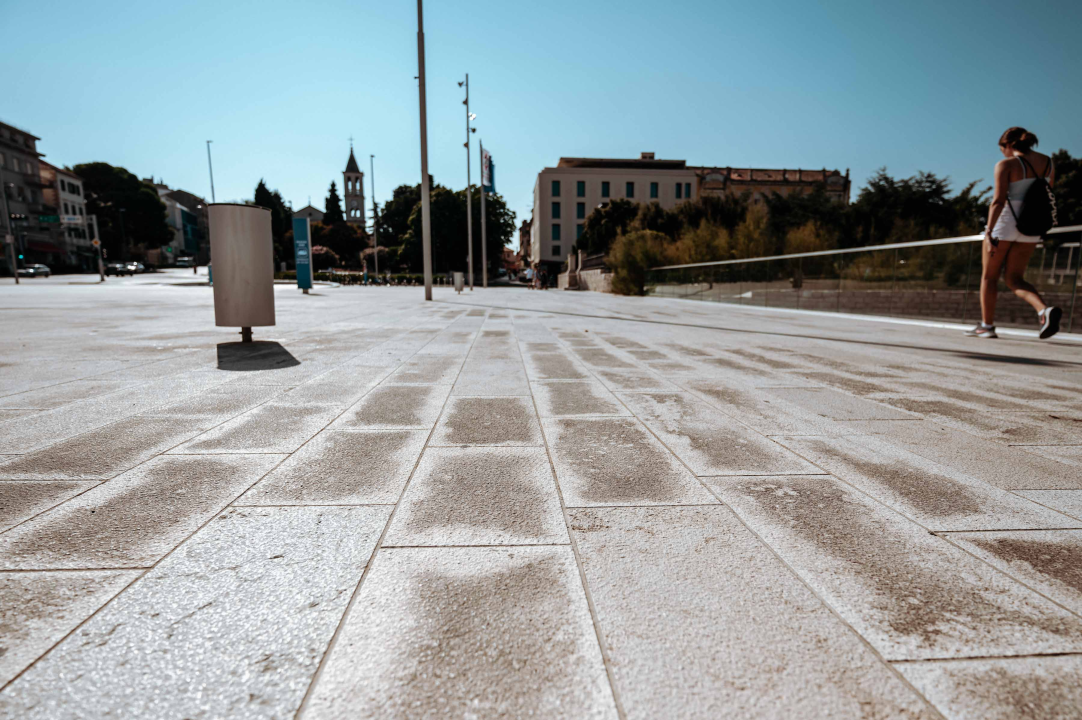 Poljana prljava i nakon pranja, a trg ispred Fausta Vrančića postao livada