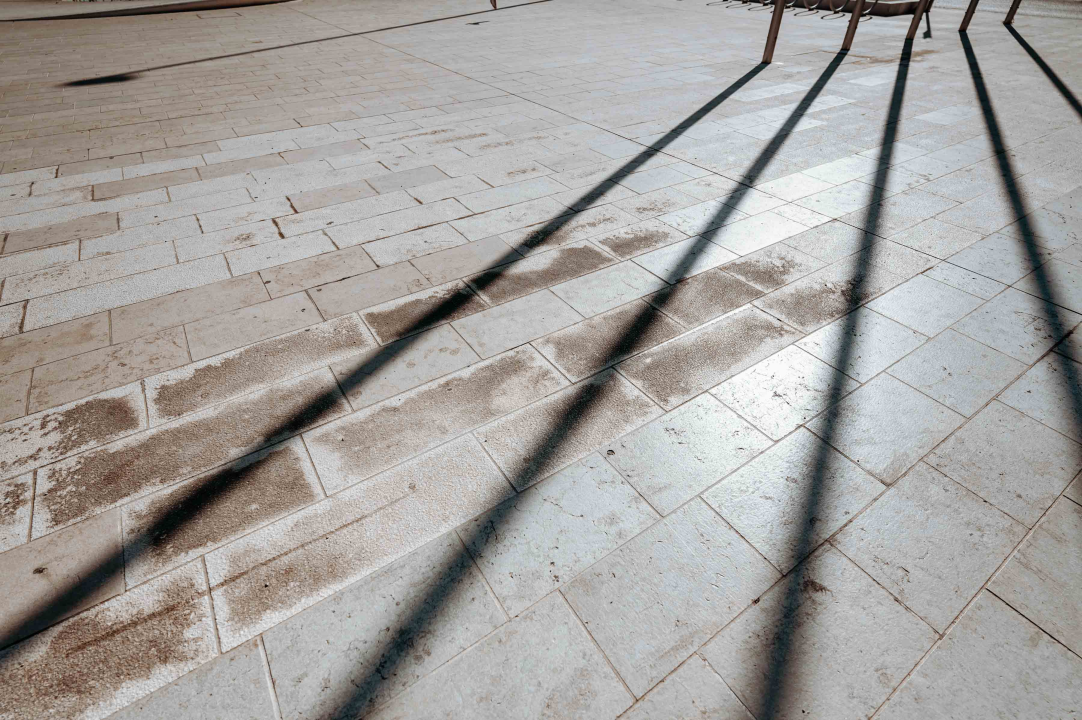 Poljana prljava i nakon pranja, a trg ispred Fausta Vrančića postao livada