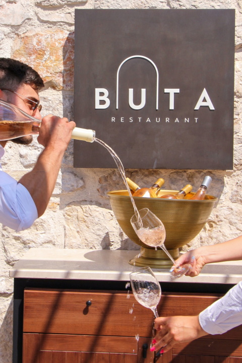 Uživajte u vrhunskoj vinskoj kapljici na 'Rose Flavor Fusionu' u Bute!  