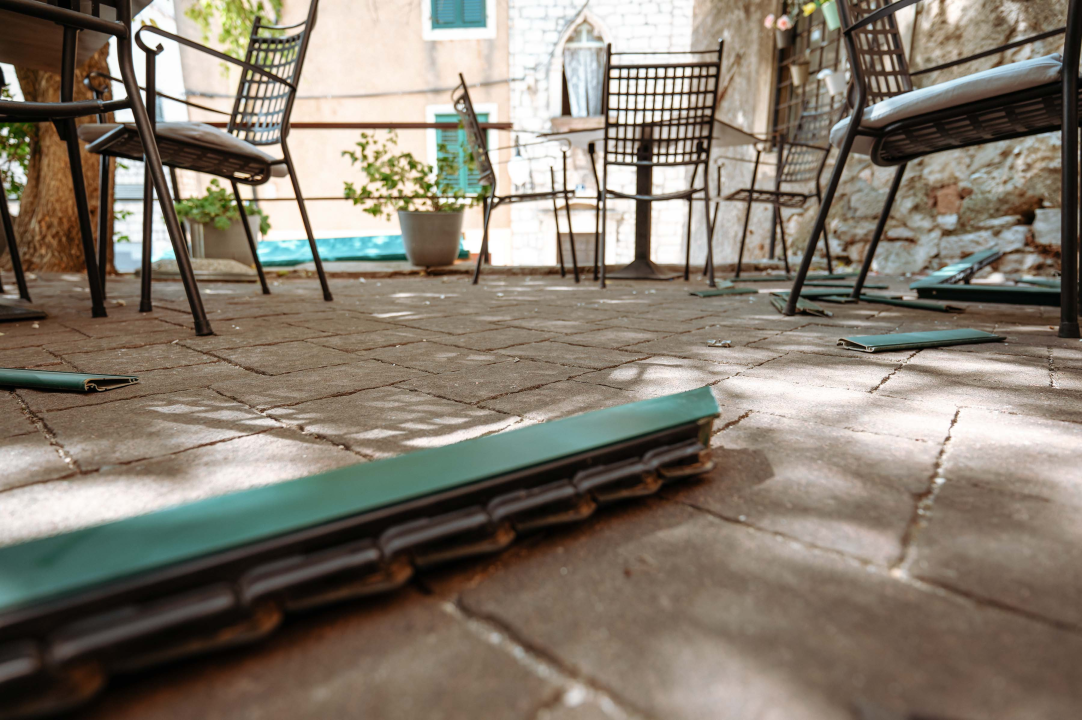 Jugo bacilo grilju na terasu restorana na Gorici, štok vatrogasci skinuli sa stabla