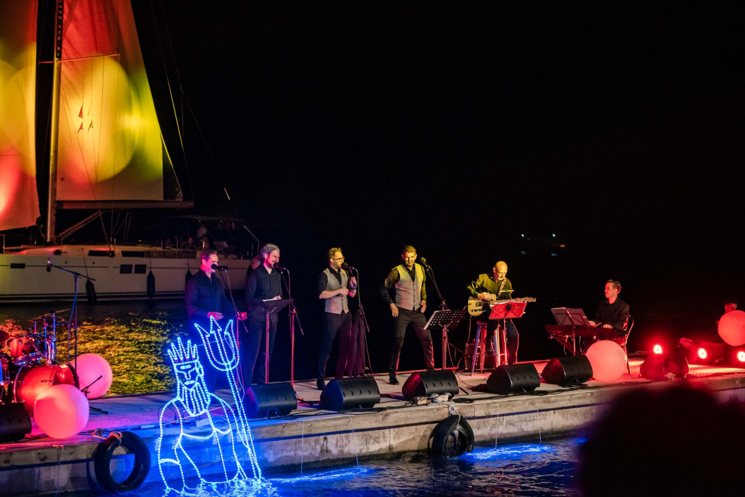 'Light is Life' upozorio na iskorištavanje planeta Zemlje: Šibenik obojan u crveno, a 4 tenora dali glazbeni doprinos