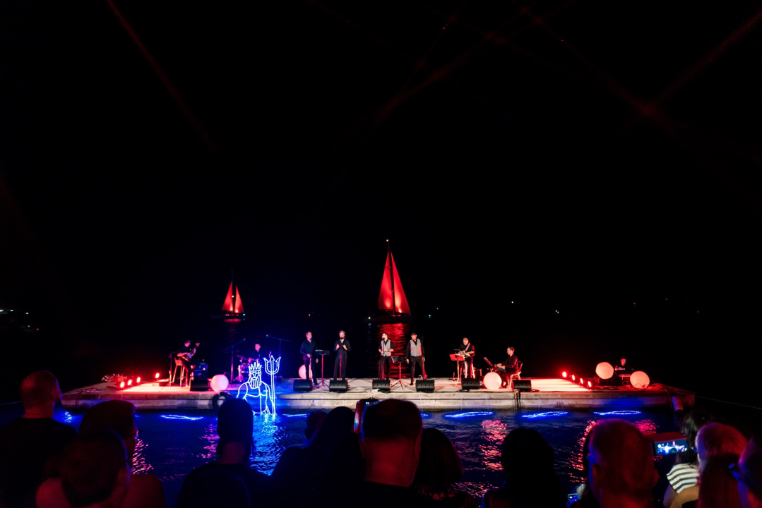 'Light is Life' upozorio na iskorištavanje planeta Zemlje: Šibenik obojan u crveno, a 4 tenora dali glazbeni doprinos