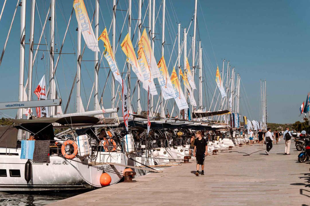 Riva puna jedrilica kao usred sezone, ali bez slaloma između turista ako prošetate