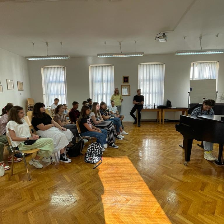 Ovo se zove poticaj! Maksim Mrvica posjetio učenike šibenske glazbene škole