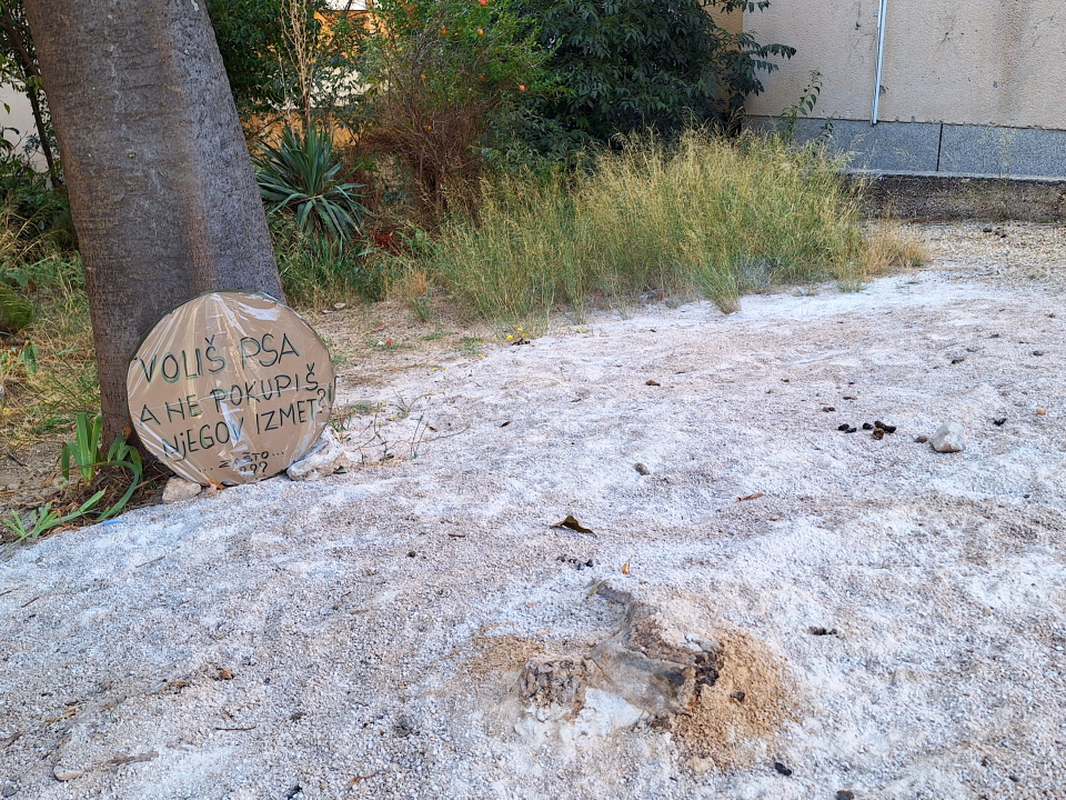 Na Krvavicama postavili znak u kojem prozivaju vlasnike pasa: 'Zašto ne pokupite za njima?'