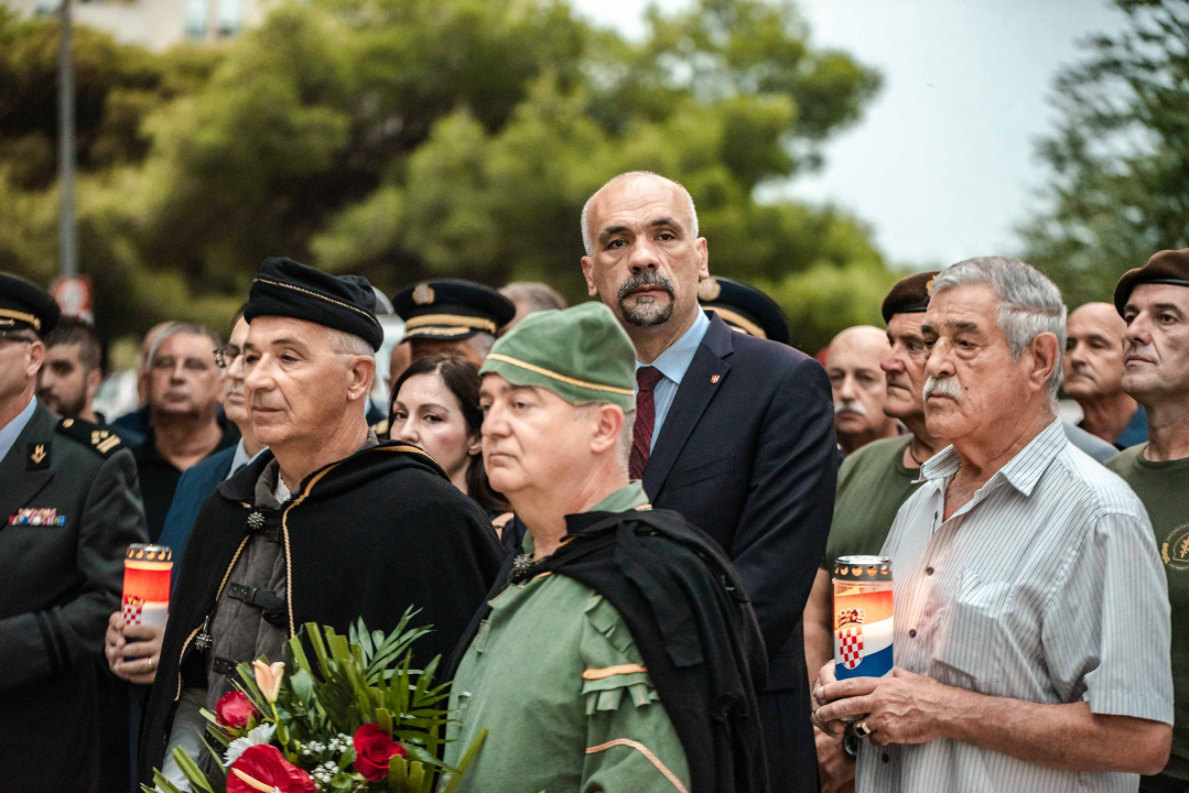 Unatoč prolomu oblaka, grmljavini i pljusku, Šibenčani pokazali koliko im znači Rujanski rat 