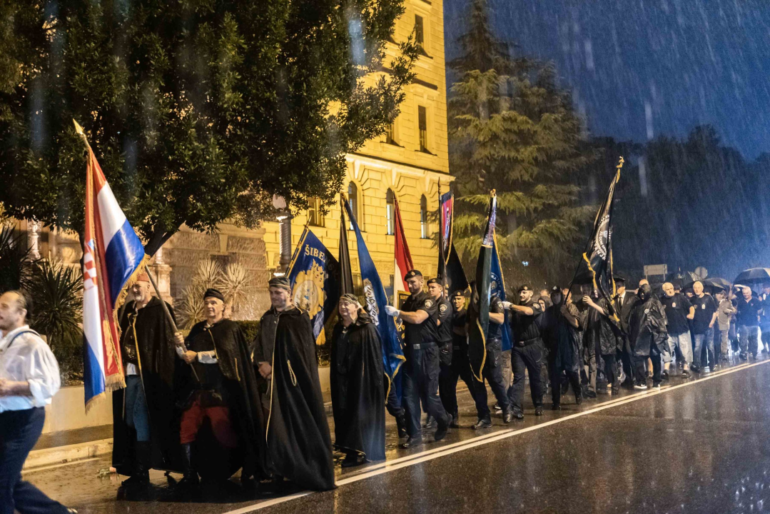 Unatoč prolomu oblaka, grmljavini i pljusku, Šibenčani pokazali koliko im znači Rujanski rat 