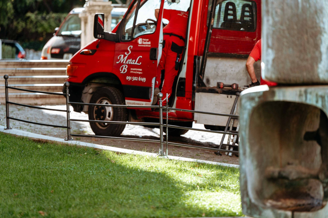 Zgrada suda i travnjaci od jutros u potpunosti opasani ogradom: Teško će se više tamo šetati kućni ljubimci 
