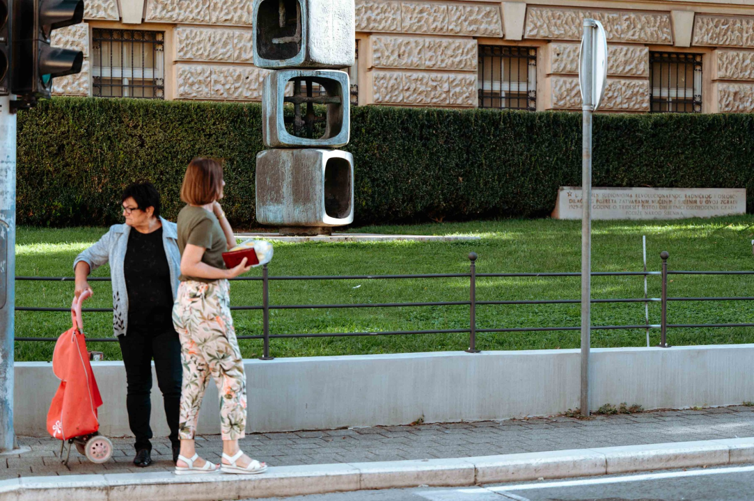 Zgrada suda i travnjaci od jutros u potpunosti opasani ogradom: Teško će se više tamo šetati kućni ljubimci 