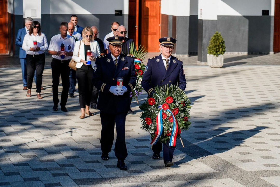 Kod Središnjeg križa na Kvanju položeni vijenci i zapaljene svijeće u povodu sv. Mihovila
