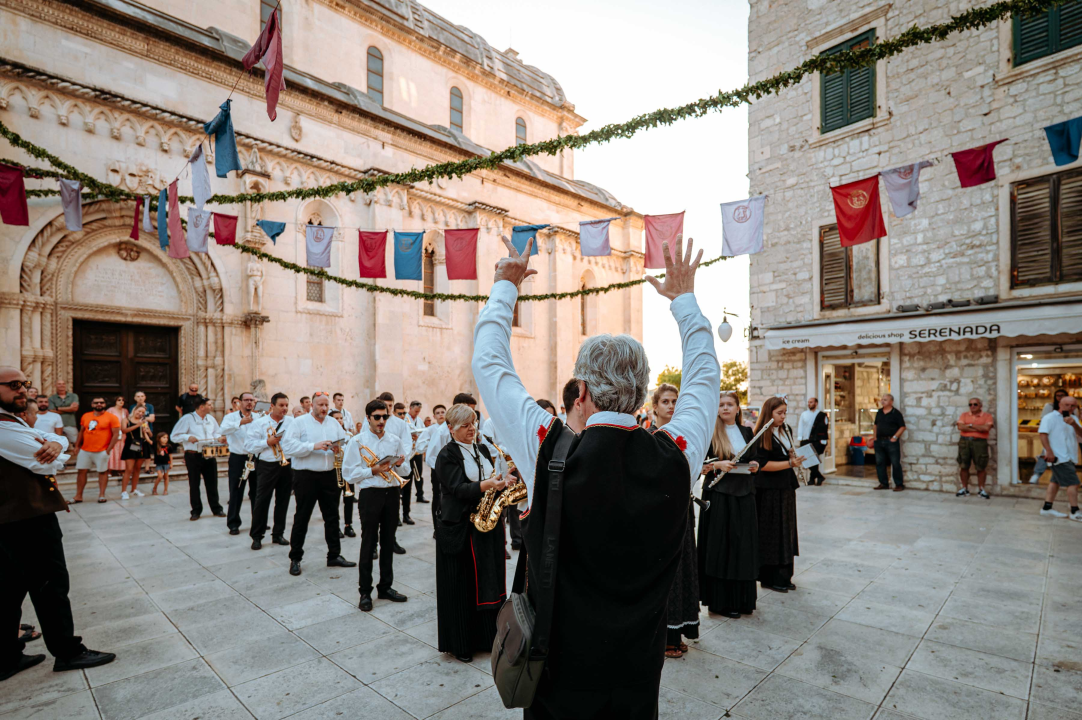 Promenada Šibenske narodne glazbe starom gradskom jezgrom oduševila prolaznike