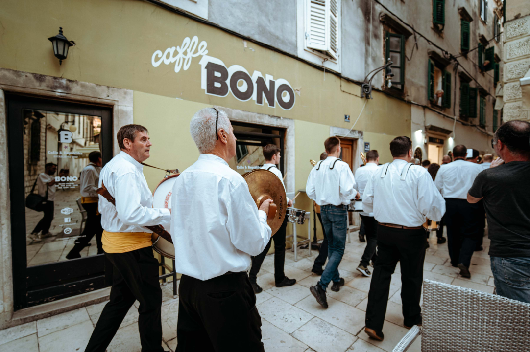 Promenada Šibenske narodne glazbe starom gradskom jezgrom oduševila prolaznike