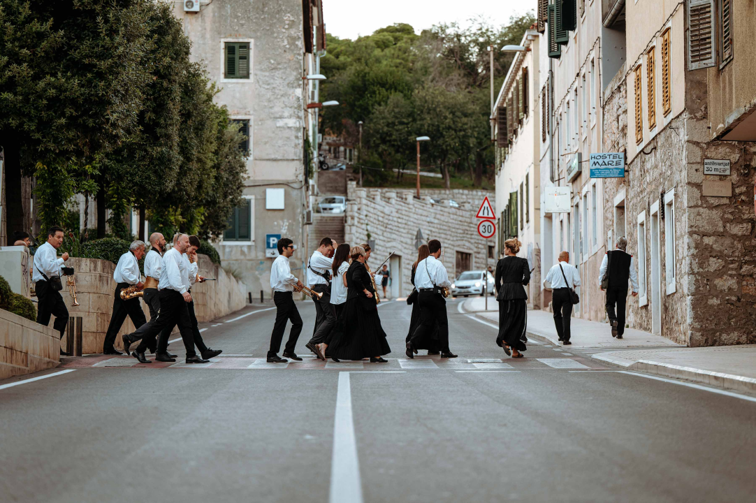 Promenada Šibenske narodne glazbe starom gradskom jezgrom oduševila prolaznike