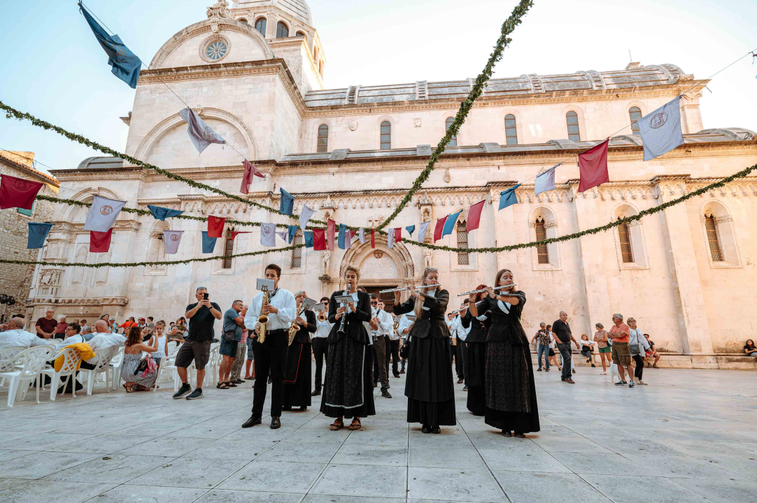 Promenada Šibenske narodne glazbe starom gradskom jezgrom oduševila prolaznike