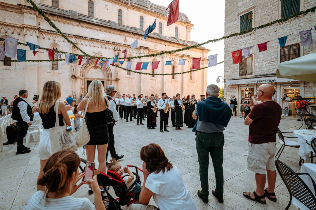 Promenada Šibenske narodne glazbe starom gradskom jezgrom oduševila prolaznike