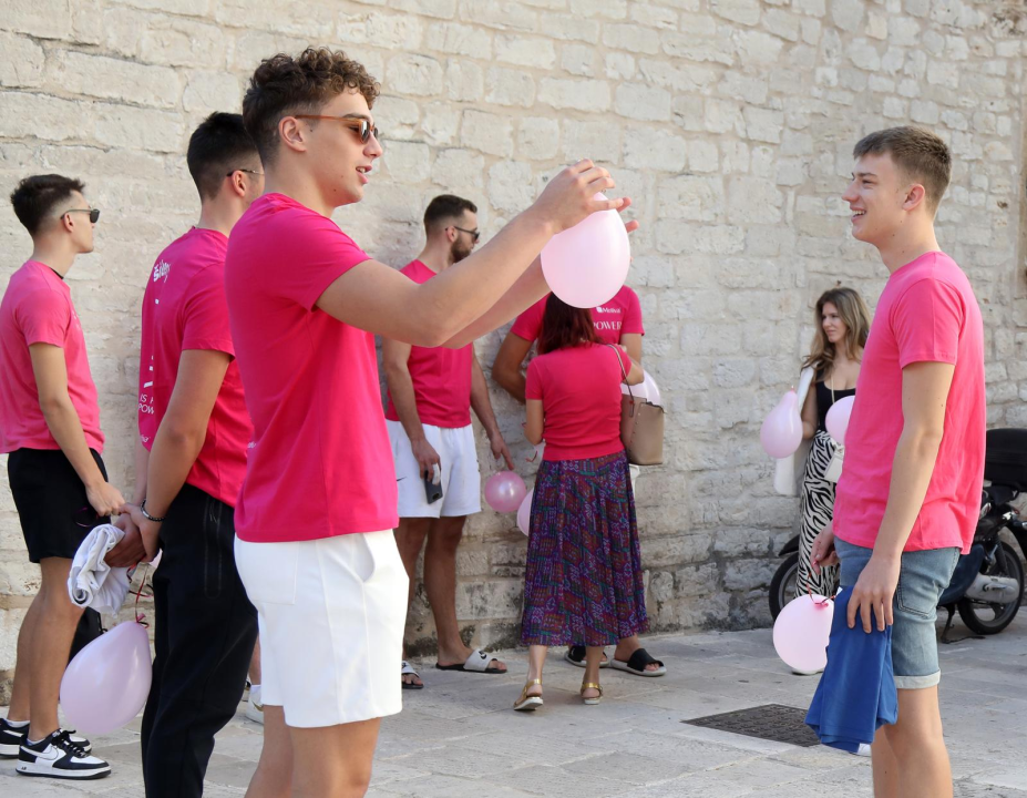 Šetnji s ružičastim vrpcama pridružili se i igrači Šibenke