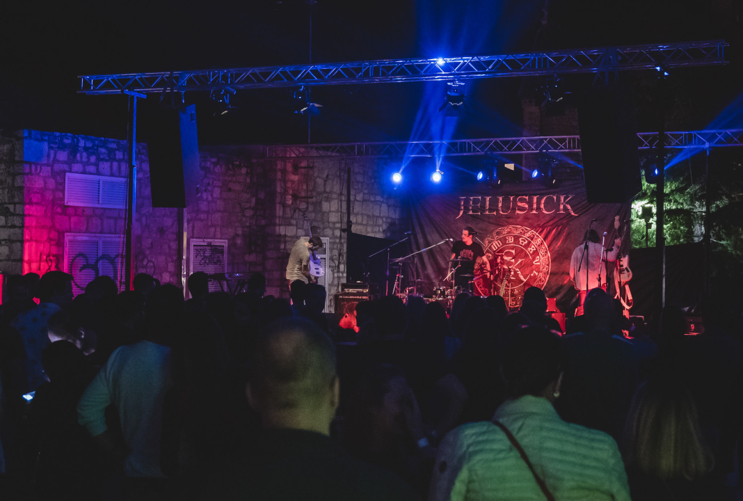 Dino Jelusić zatvorio ‘Bablje ljeto’ u Šibeniku, pogledajte atmosferu s koncerta