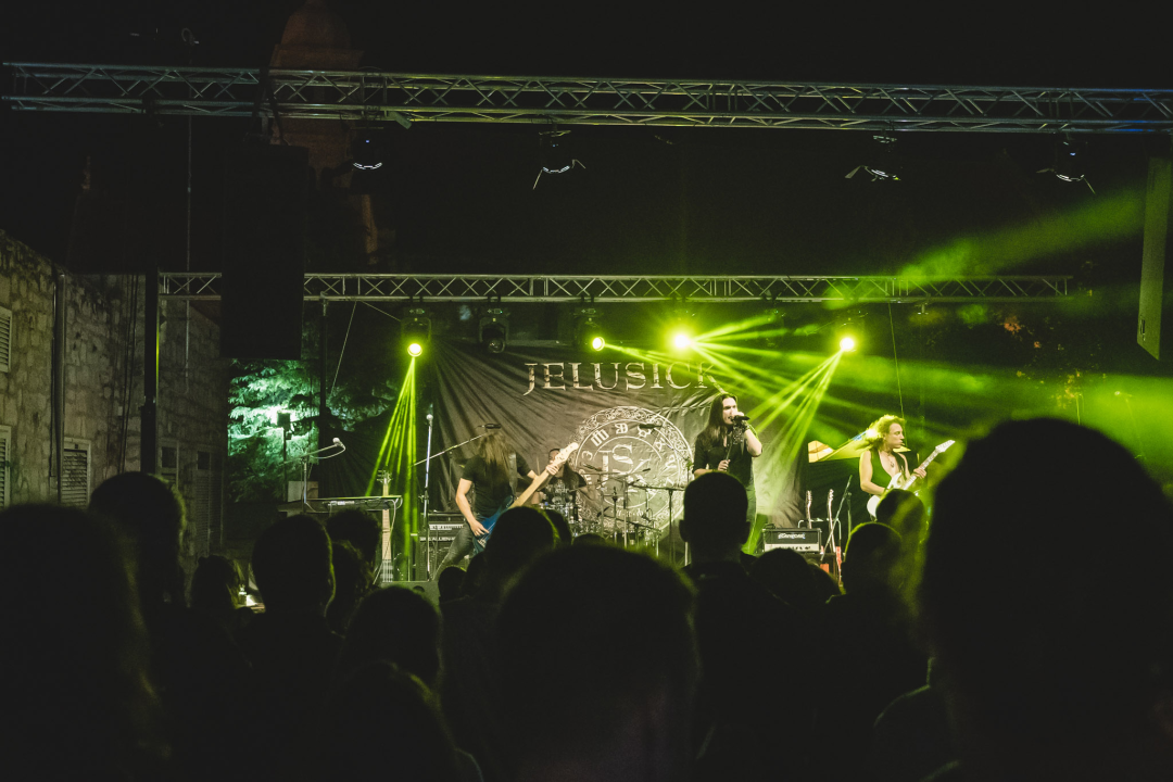 Dino Jelusić zatvorio ‘Bablje ljeto’ u Šibeniku, pogledajte atmosferu s koncerta