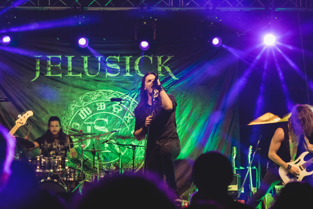 Dino Jelusić zatvorio ‘Bablje ljeto’ u Šibeniku, pogledajte atmosferu s koncerta