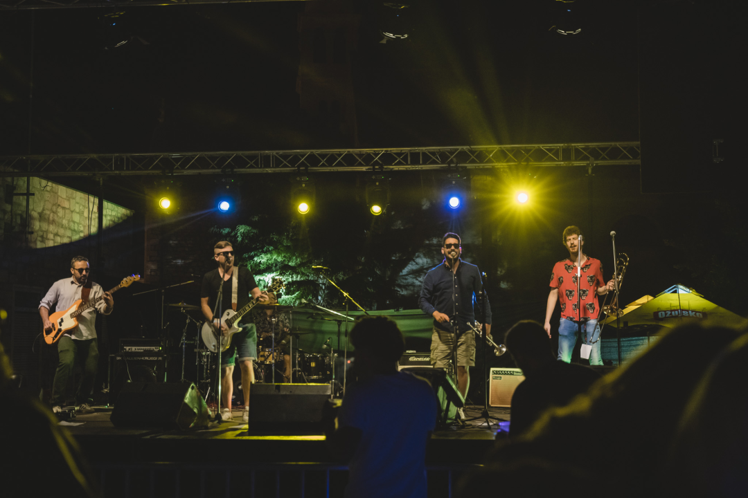 Dino Jelusić zatvorio ‘Bablje ljeto’ u Šibeniku, pogledajte atmosferu s koncerta