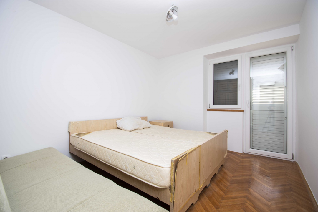 Prodaje se prostran stan u centru grada s parkingom! 