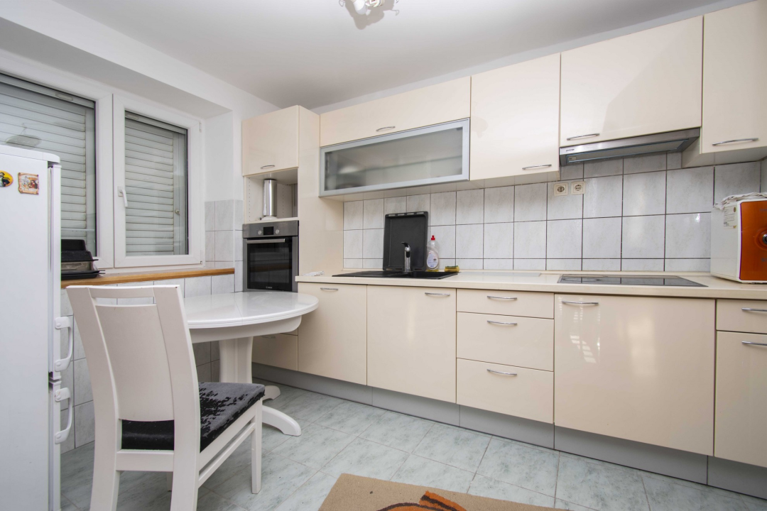 Prodaje se prostran stan u centru grada s parkingom! 