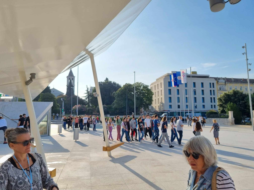 Šibenski gimnazijalci edukativnom šetnjom kroz grad obilježili Svjetski dan pješačenja 