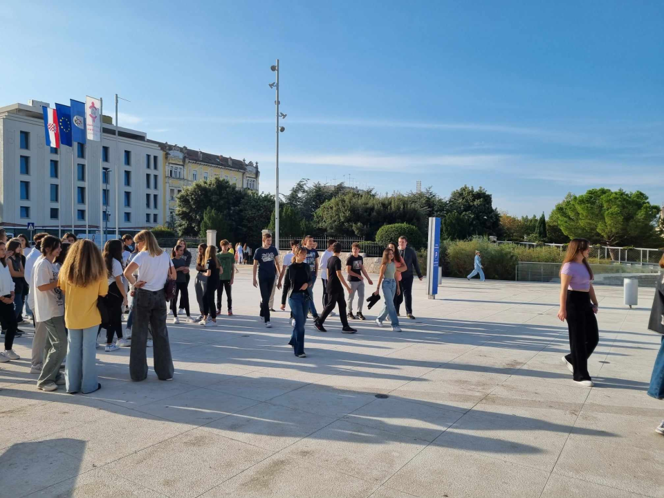 Šibenski gimnazijalci edukativnom šetnjom kroz grad obilježili Svjetski dan pješačenja 