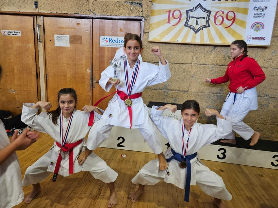 U Pirovac stiže novih sedam medalja sa karate turnira 