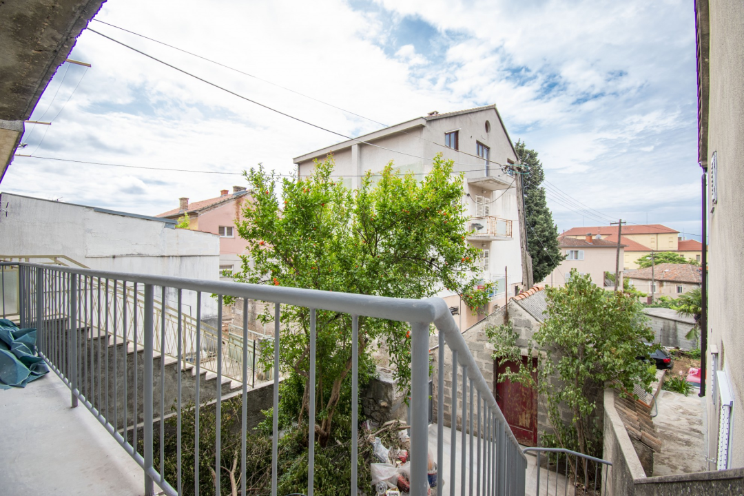 Ne propustite izvrsnu priliku za kupnju stana s parkingom u blizini centra! 