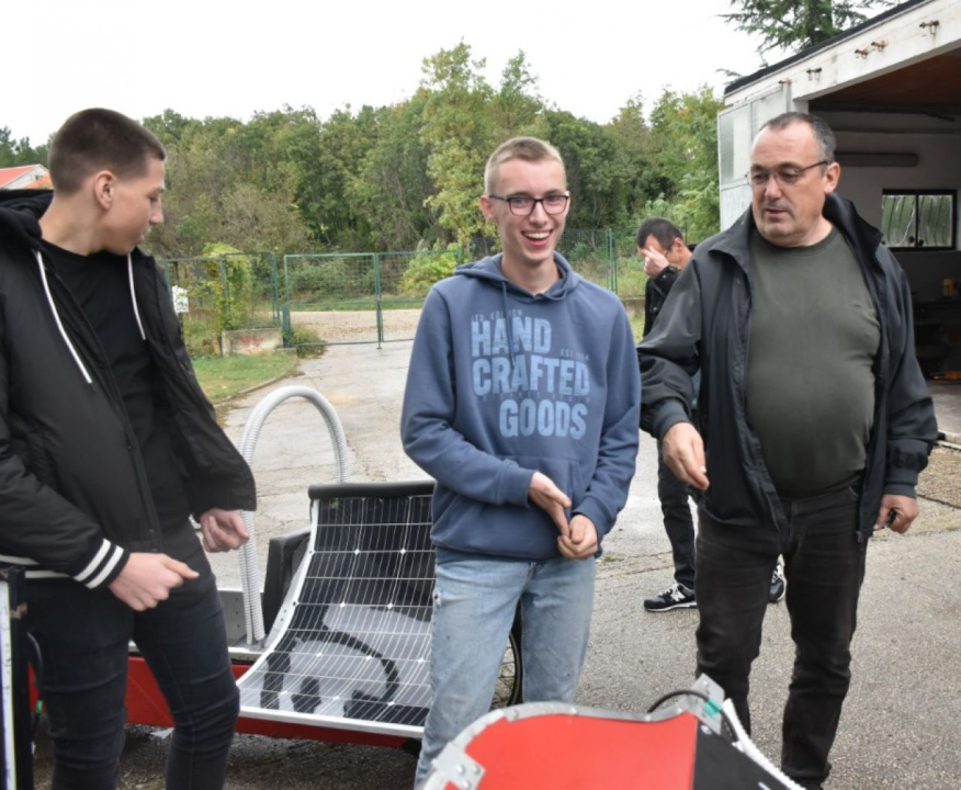 Jelić kod mladih inovatora iz Knina koji su solarnim automobilom osvojili prvo mjesto