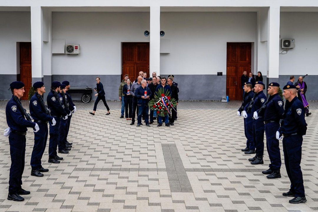 Predstavnici Grada i Županije položili vijence i zapalili svijeće na Kvanju
