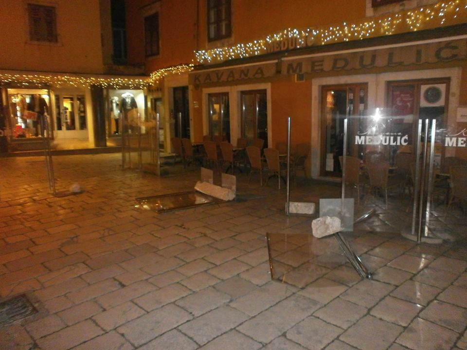 Olujni vjetar napravio kaos po gradu: Srušen rasvjetni stup na Starom pazaru, motori 'polegli' na Baldekinu...