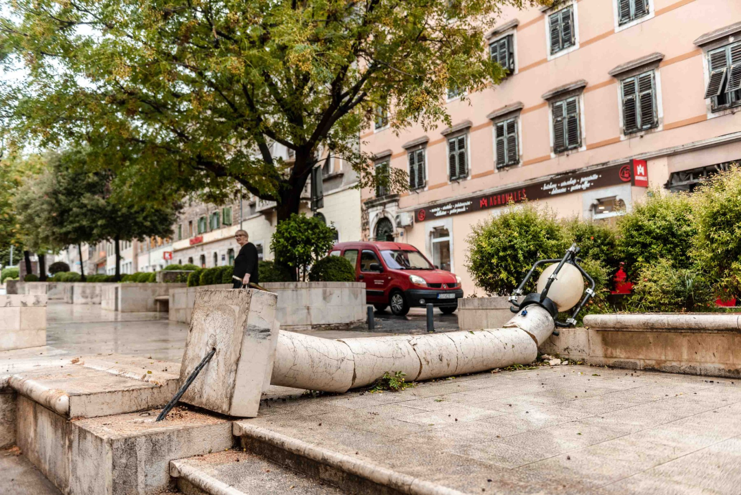 Olujni vjetar napravio kaos po gradu: Srušen rasvjetni stup na Starom pazaru, motori 'polegli' na Baldekinu...