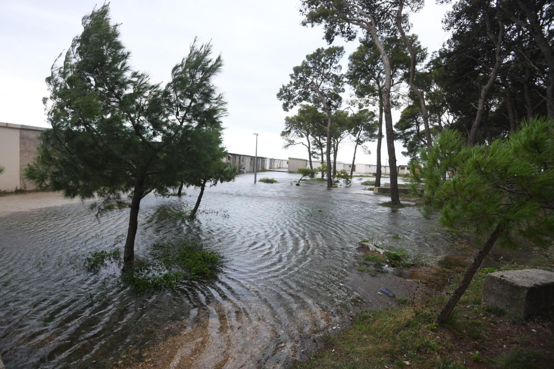 Posljedice olujnog nevremena: U Šibeniku su jugo i plima poplavili Jadriju i Brodaricu 