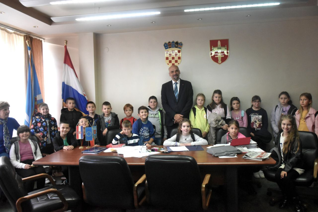 Školarci iz Knina posjetili župana