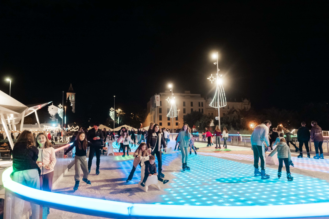 Šibenčani proklizali: Otvorena atraktivna ledena površina na Poljani 