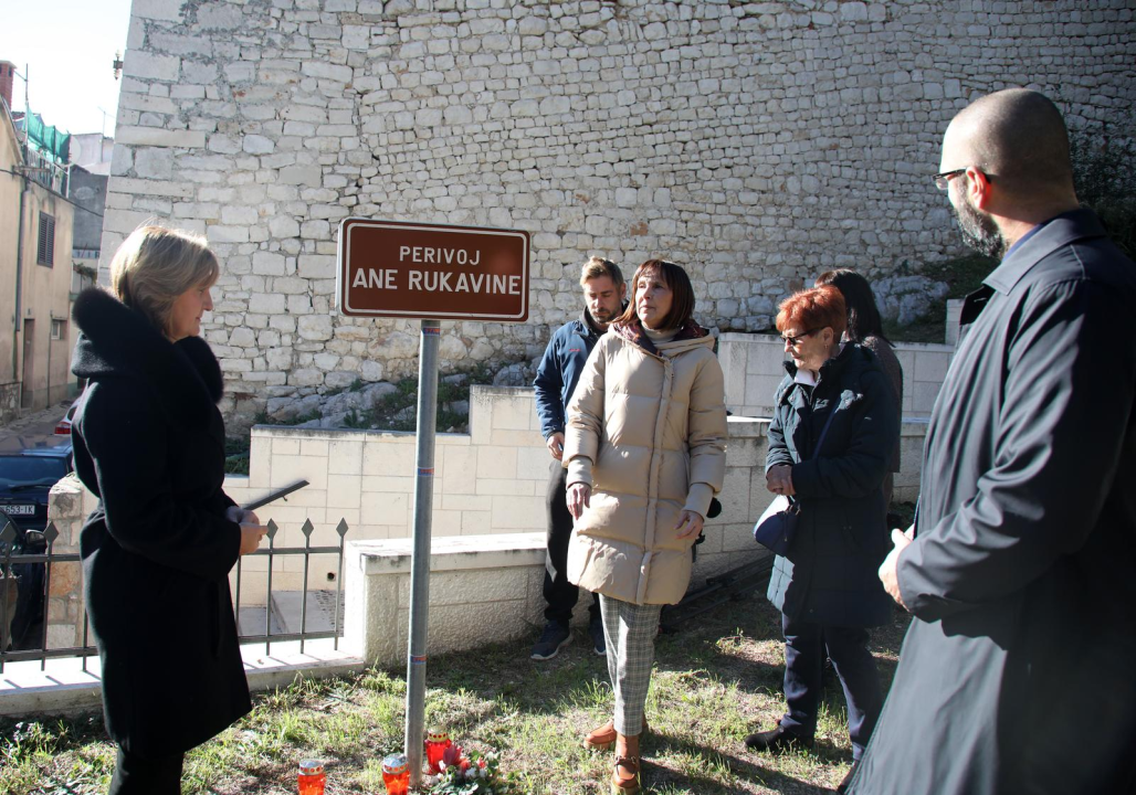 Polaganjem vijenca u Perivoju Ane Rukavine žene HDZ-a prisjetile se prerano preminule novinarke