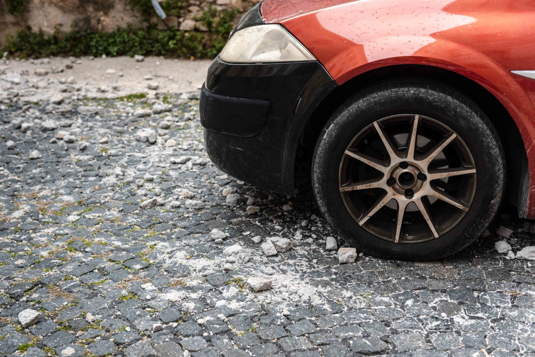 Jugo srušilo beton s fasade na parkingu u Šarinoj pekari: Ne može se autom vani preko gornjeg izlaza 