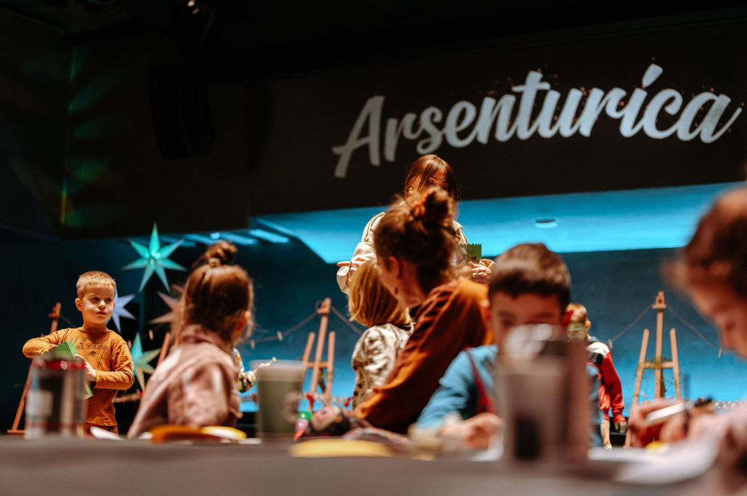 Arsenturica pun pogodak: Djeca uživala u radionicama i predstavi, a posjetio ih je i Djed Božićnjak