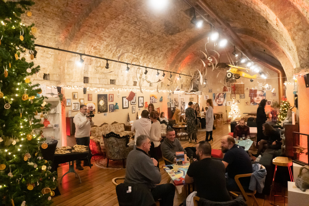 Veliko finale u Azimutu: Otvorenje skupne izložbe 'Božićni tinel'