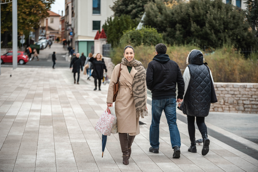 Kako biti trendi i po niskim temperaturama u Šibeniku znaju ove dame!
