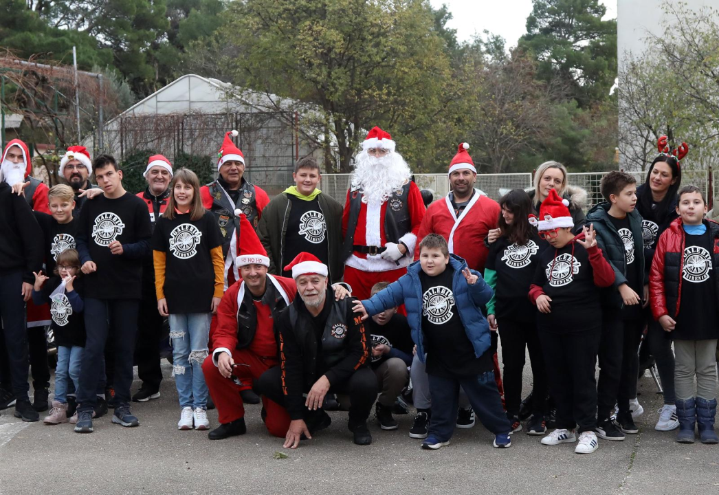 Bajkeri odjeveni u Djeda Božićnjaka posjetili korisnike Centra Šubićevac