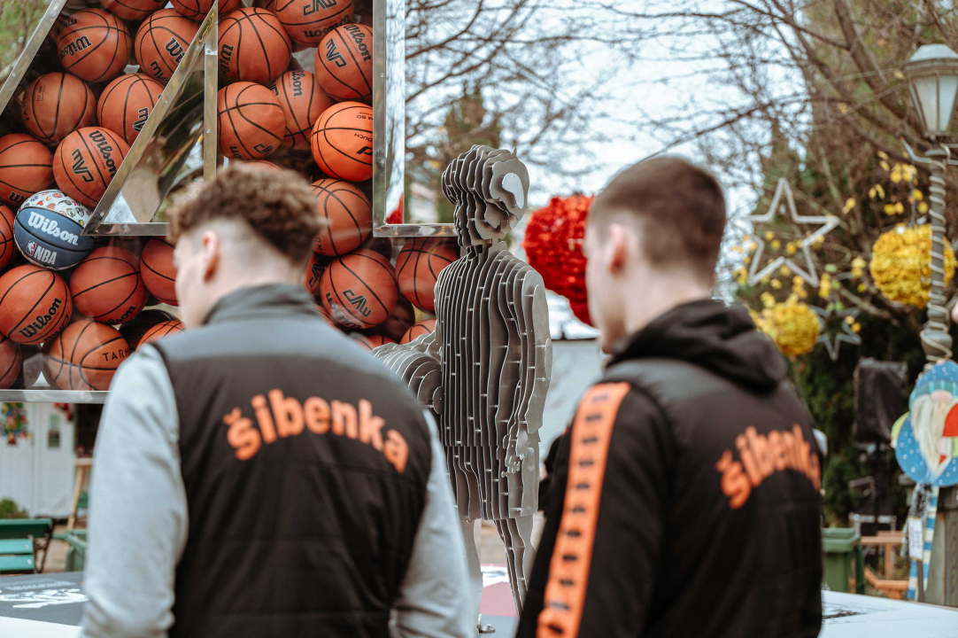 Umjetnička instalacija u spomen na Dražena Petrovića svečano otkrivena u đardinu