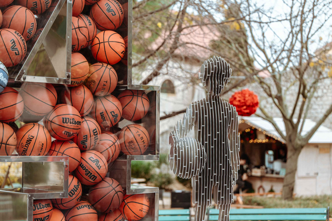 Umjetnička instalacija u spomen na Dražena Petrovića svečano otkrivena u đardinu