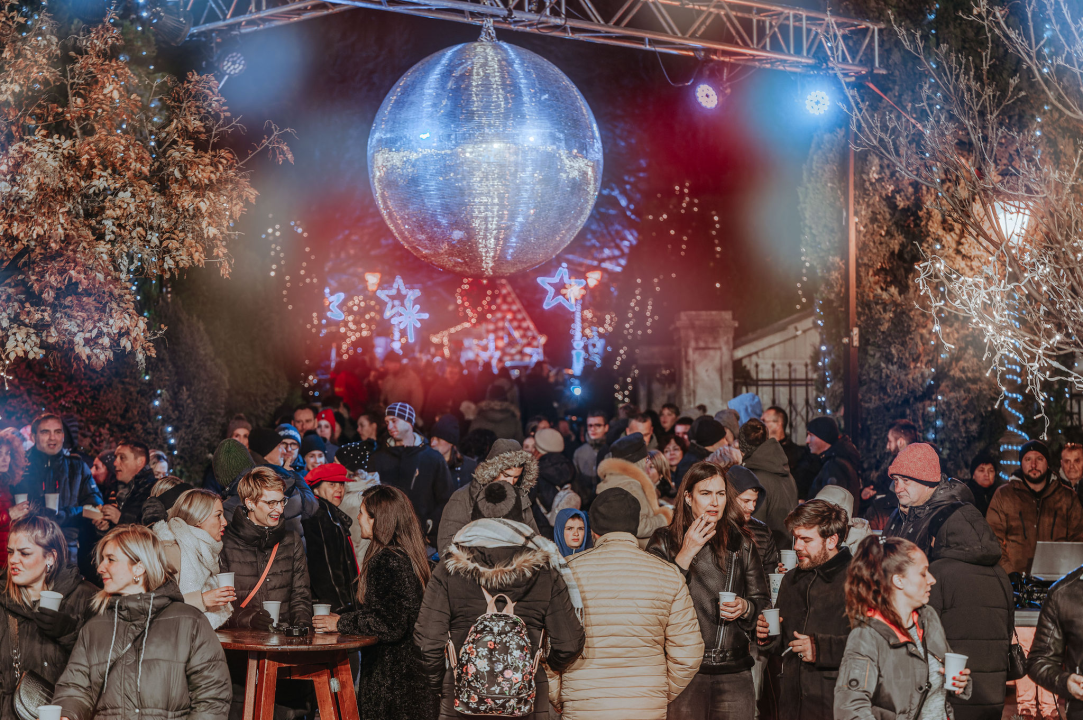 Osam svirki na Adventurinoj pozornici: Veliko finale uz Fenixe na Badnjak!